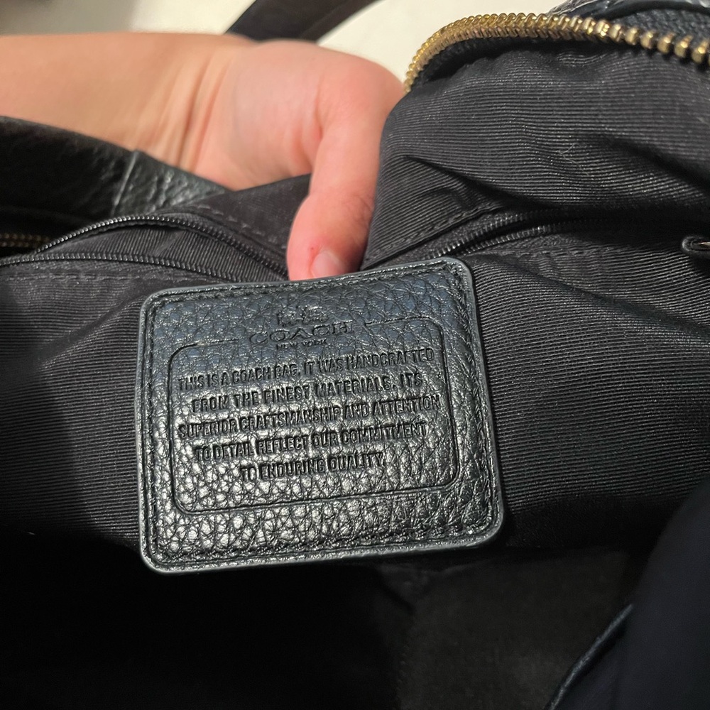 Coach Black Leather Shoulder Bag with Timeless Design - Picture 7 of 10